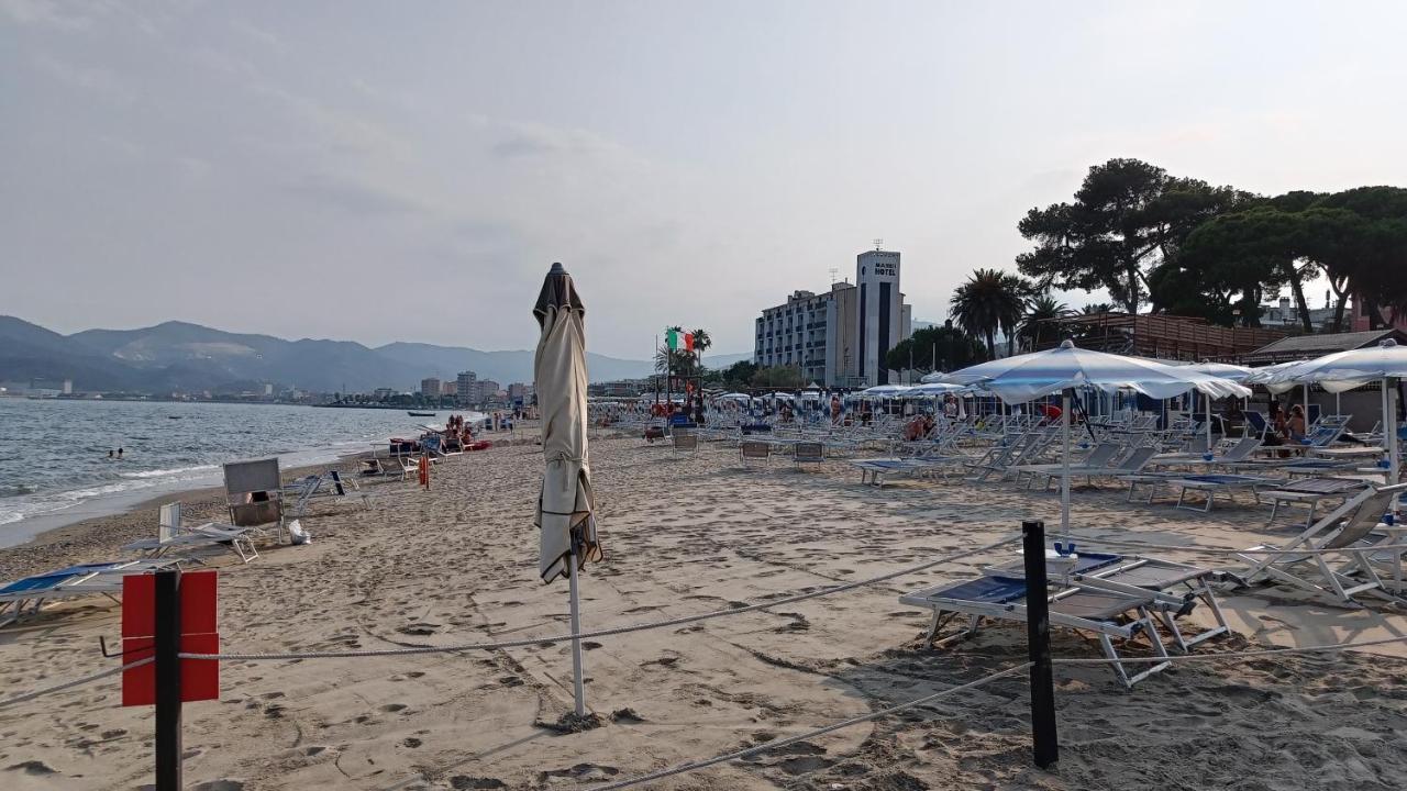 Karina, To The Beach With Terrace And Private Parking Savona Luaran gambar